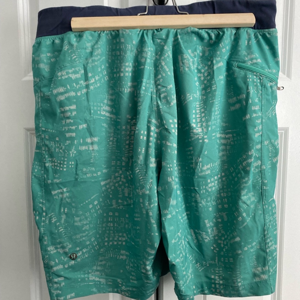 Men’s Lululemon Athletica Large Green and Blue 7 inch inseam . No liner